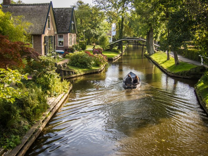 giethoorn olanda canal apa barca 11