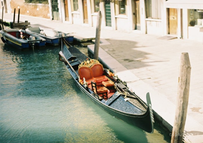 gondola venetia canal