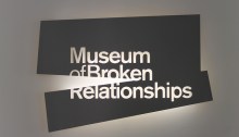 museum of broken relationships reclama luminoasa