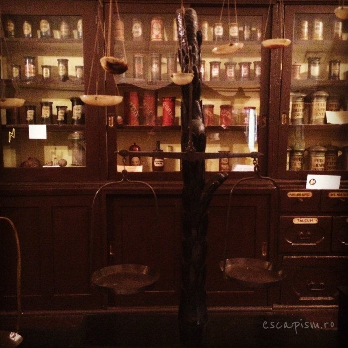 muzeul farmaciei cluj vitrina balanta