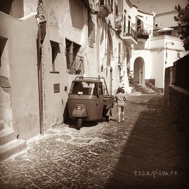 Procida-strada-masina