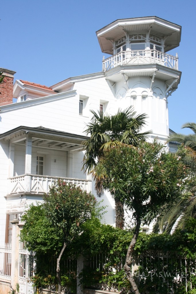 buyukada-istanbul-casa-lemn-arhitectura-traditionala-strada-3