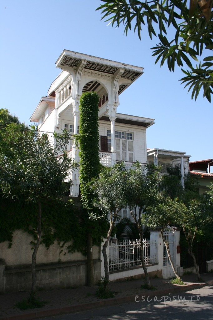 buyukada-istanbul-casa-lemn-arhitectura-traditionala-strada-4